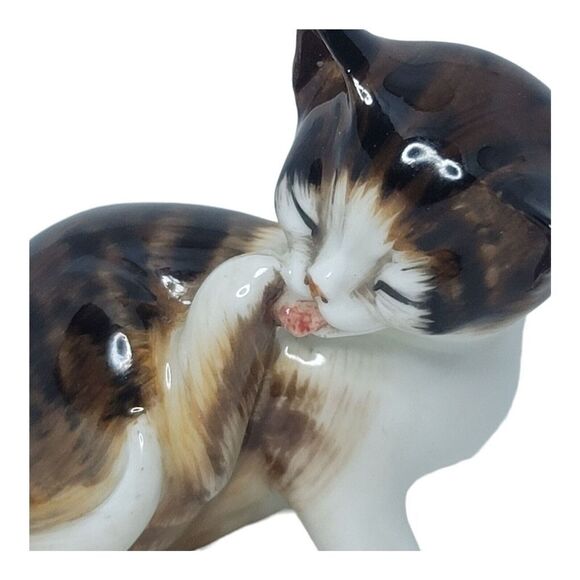 Royal Doulton China Kitten Cleaning Rear Paw Figurine Tabby Cat 2580 - Picture 2 of 9